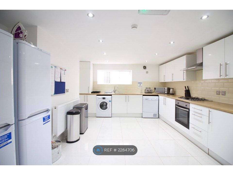 Property photo 2 of 11 Kitchen 1