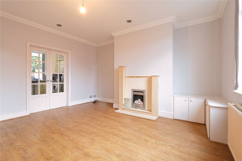 Property photo 2 of 8 Lounge