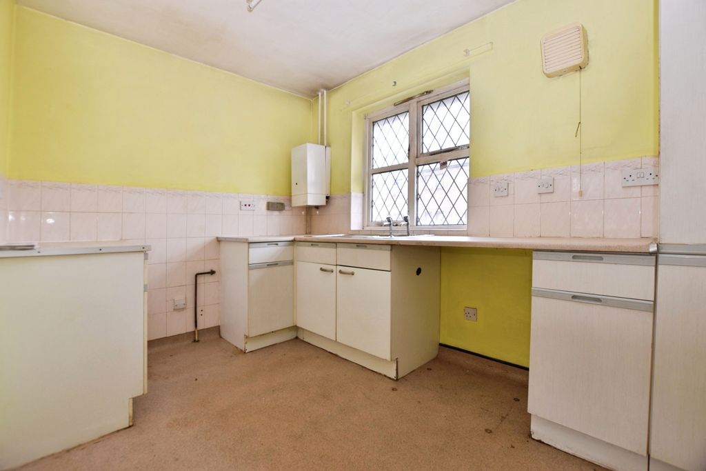 Property photo 2 of 6 Kitchen