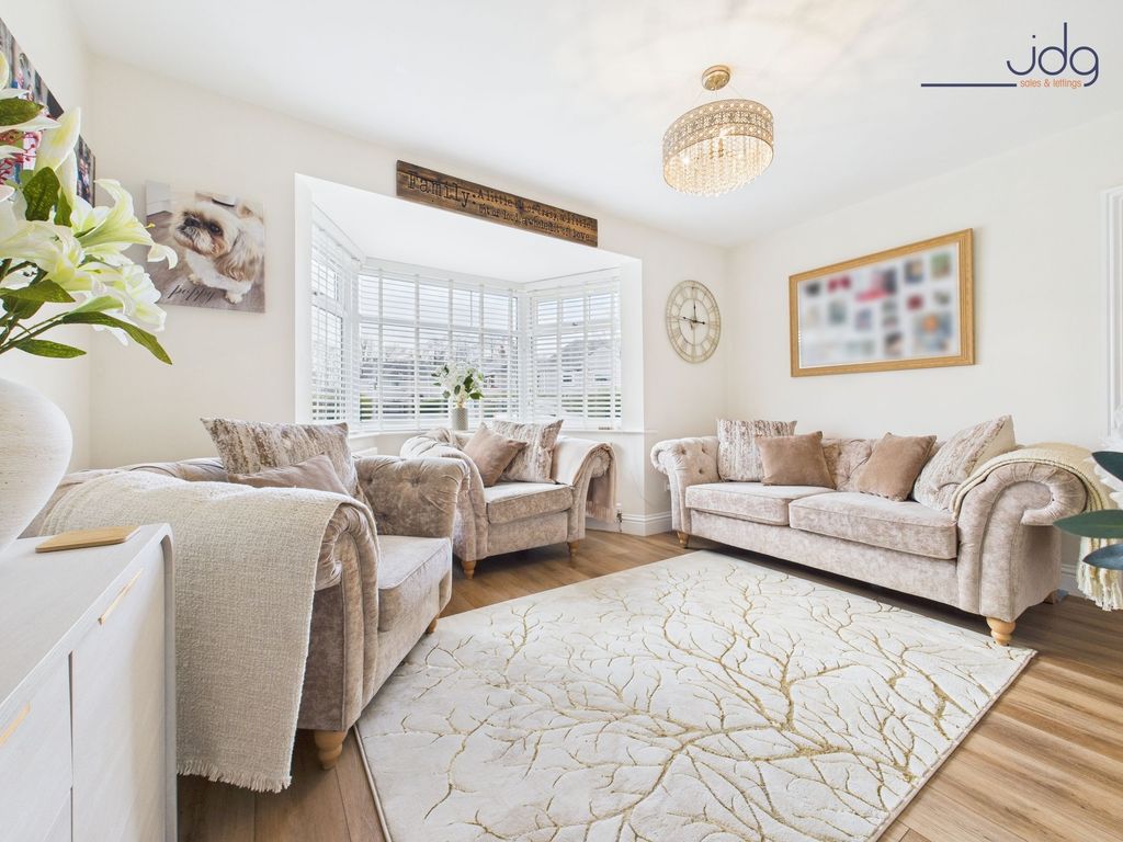 Property photo 3 of 16 Lounge