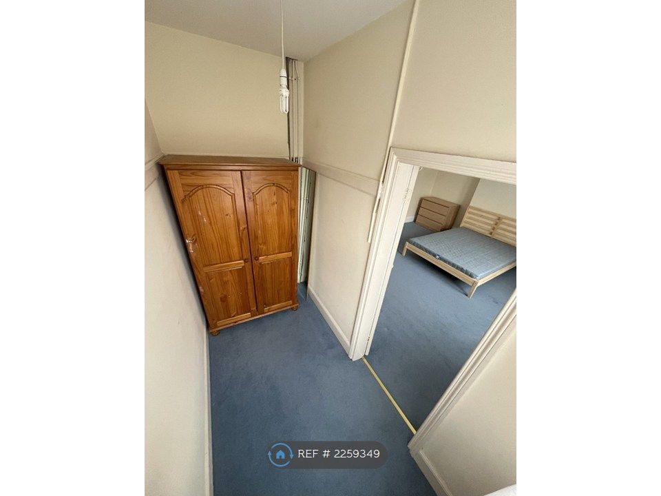 Property photo 3 of 6 Double Room With Ensuite Dressing Room