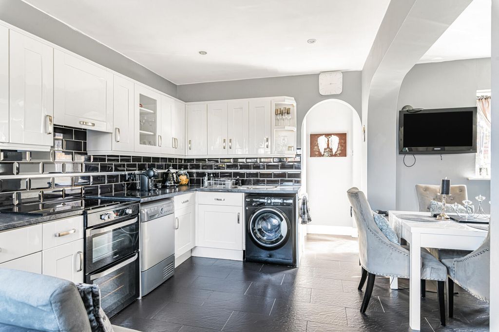 Property photo 2 of 24 Kitchen