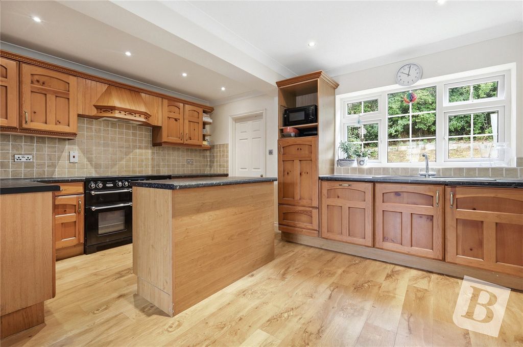 Property photo 2 of 28 Kitchen