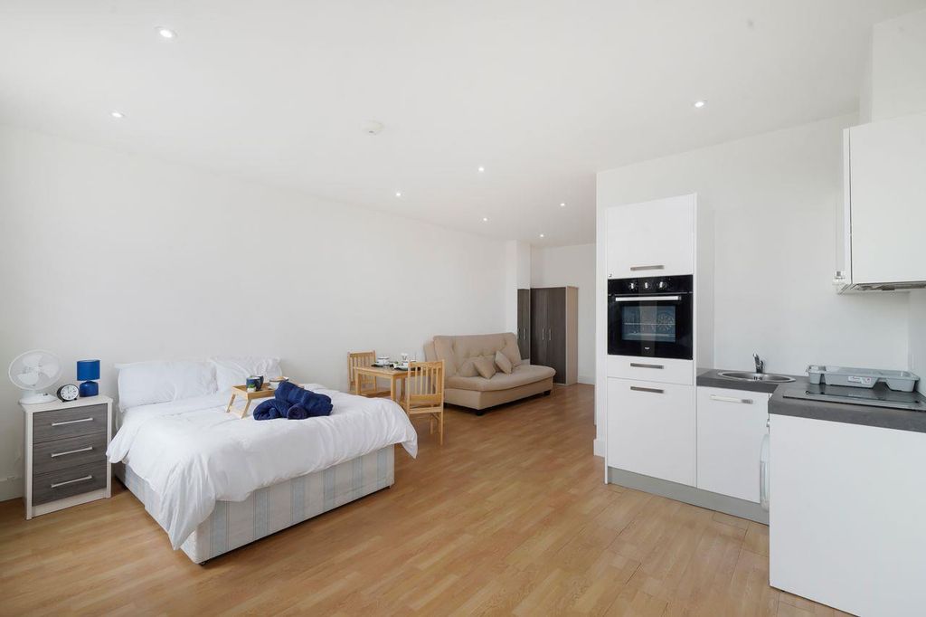 Property photo 2 of 14 Flat 78 Natwest House, 225 Shenley Road - cM7B1Url