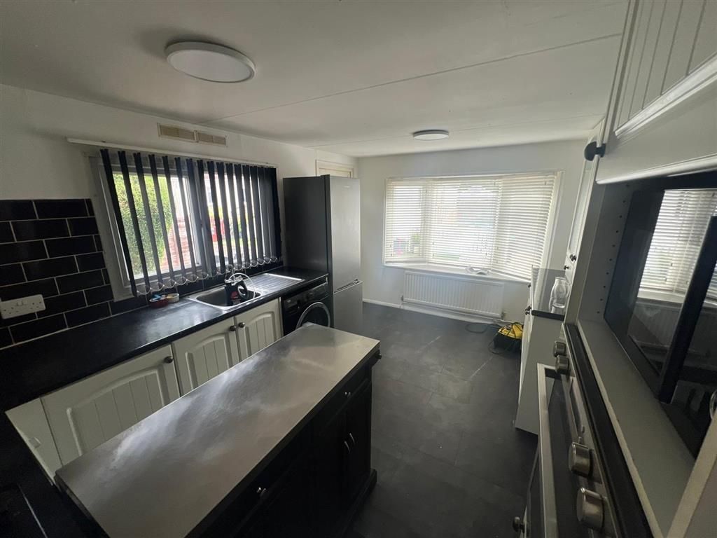 Property photo 3 of 9 Kitchen