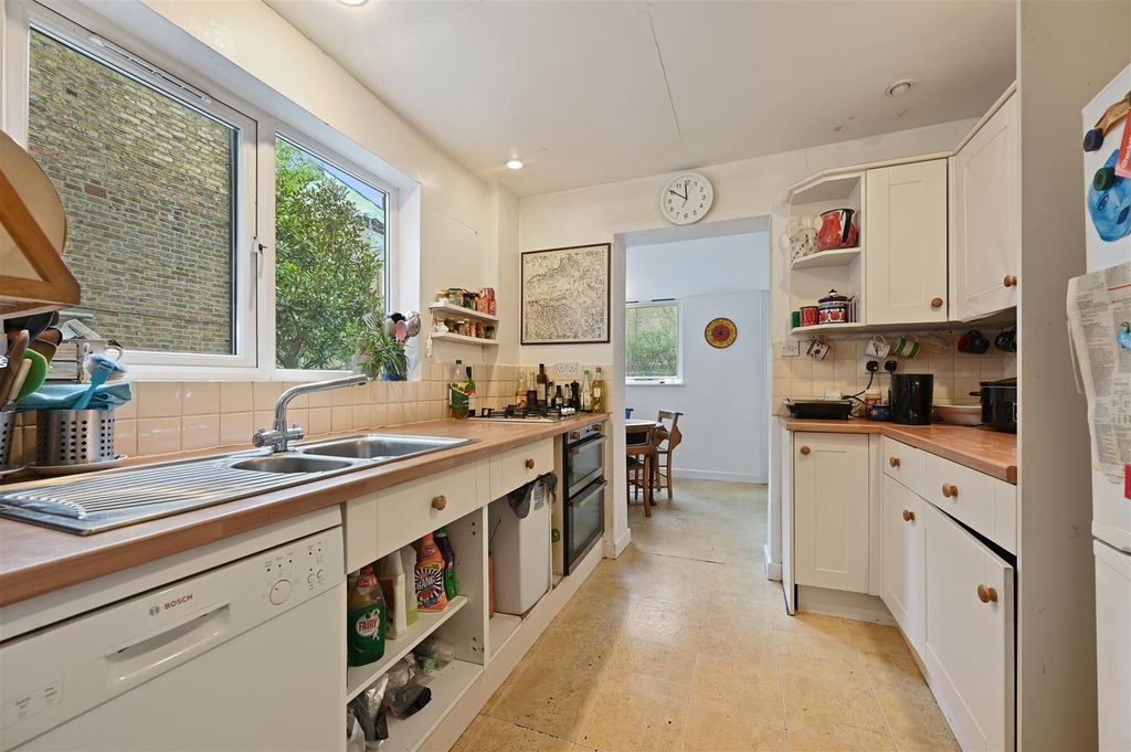 Property photo 3 of 14 Coverdale Road