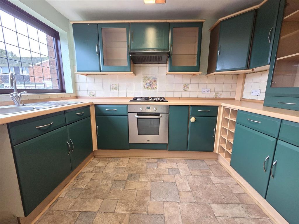 Property photo 2 of 11 Kitchen