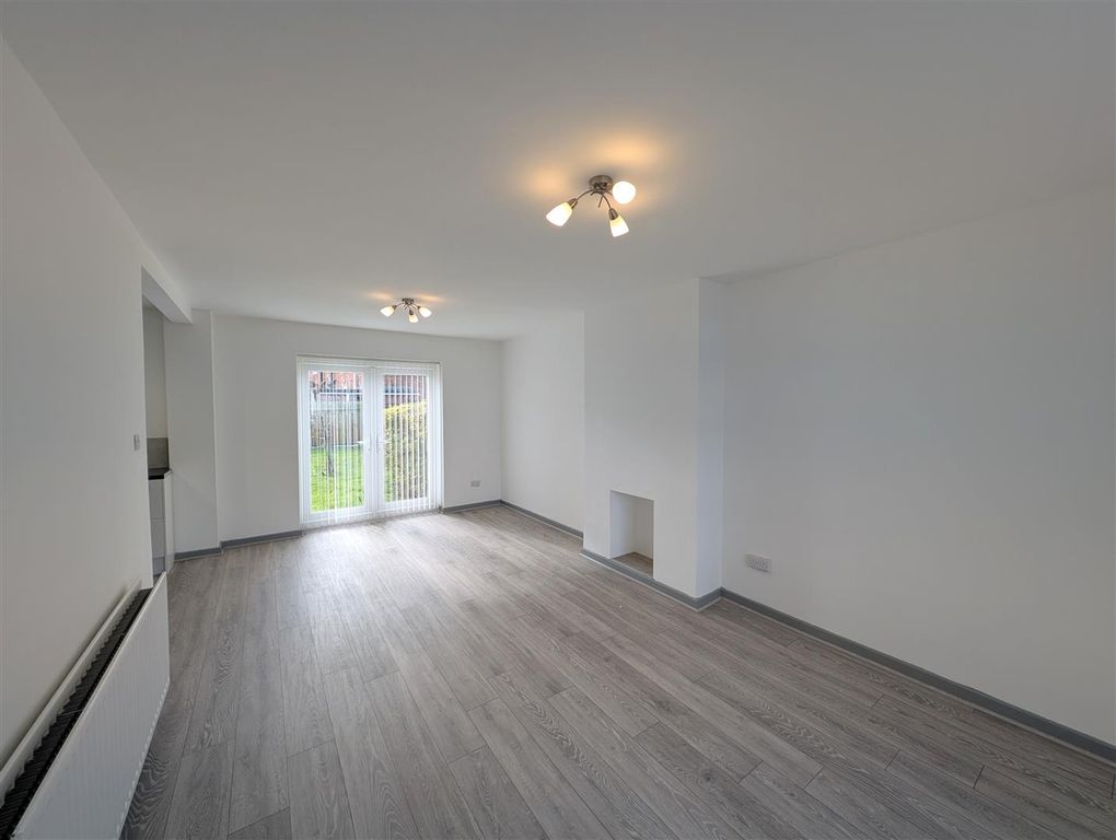 Property photo 3 of 16 Lounge