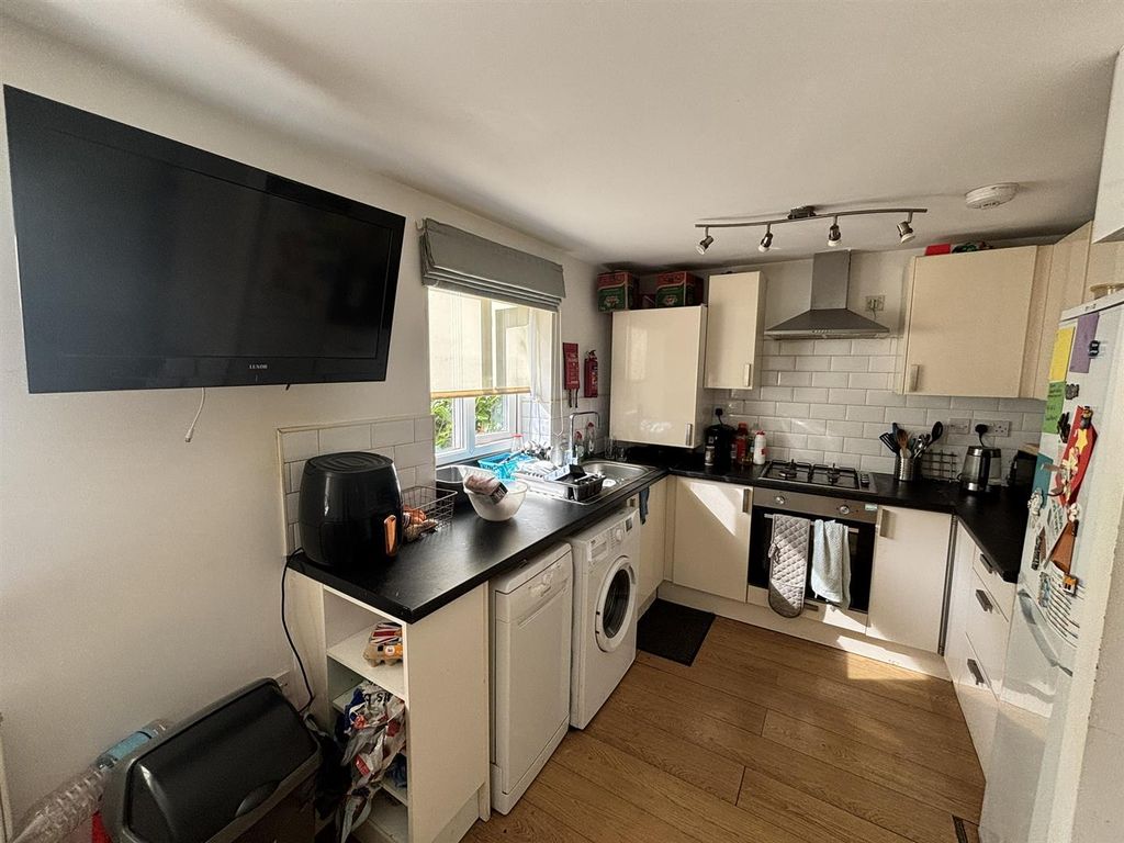 Property photo 3 of 12 Kitchen
