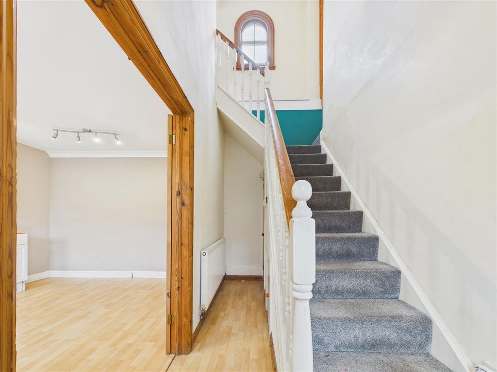 Property photo 3 of 10 Entrance Hall