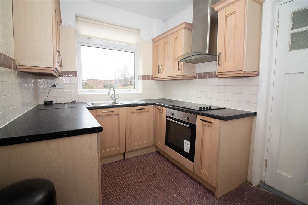 Property photo 3 of 11 Kitchen