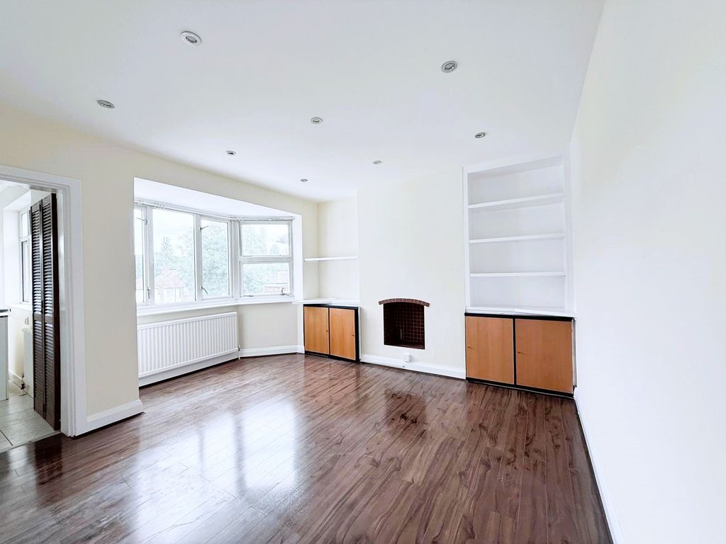 Property photo 3 of 8 Wells Drive, Nw9 8Dd (6)