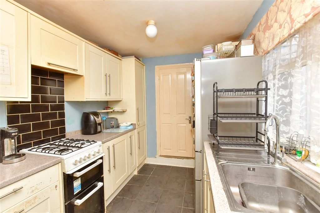 Property photo 3 of 8 Kitchen