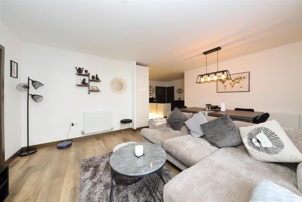 Property photo 1 of 19 Lounge