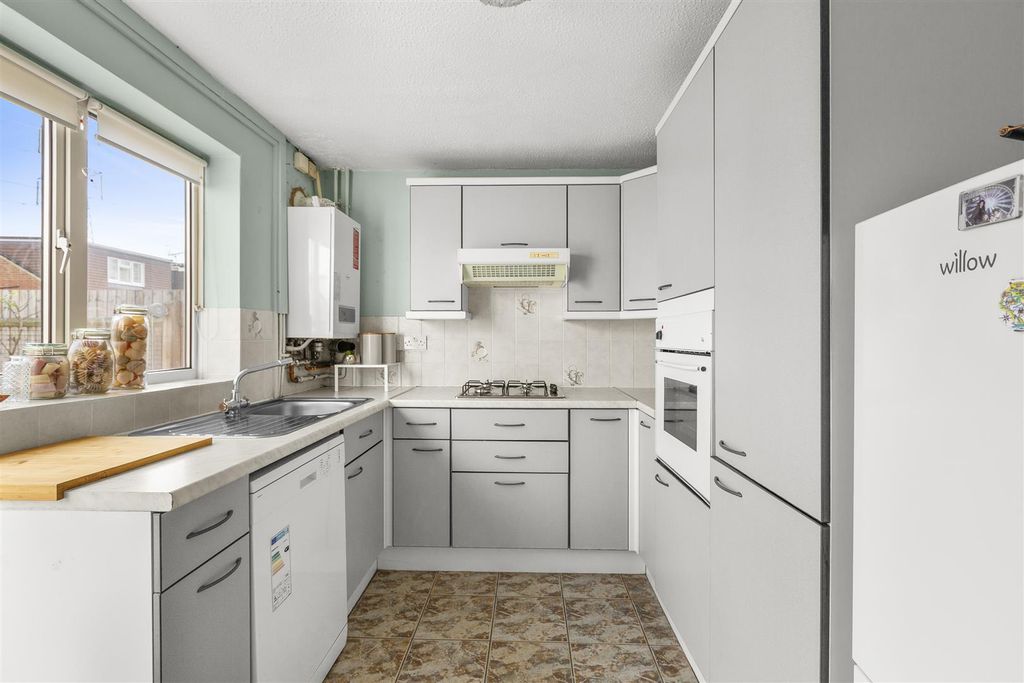 Property photo 3 of 14 52 Upper Abbotts Hill, Hp19 7st-8.Jpg