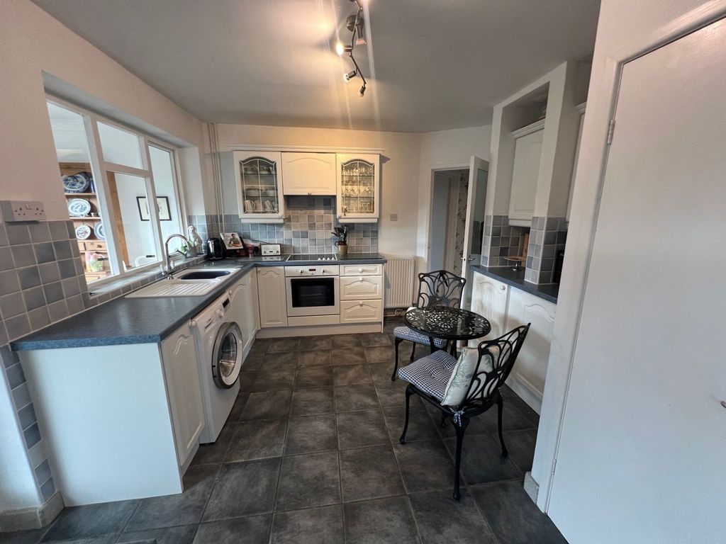 Property photo 3 of 12 Kitchen