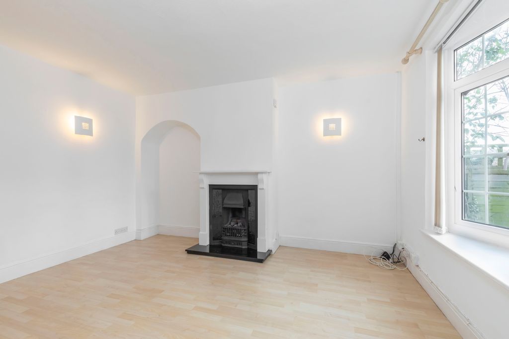 Property photo 2 of 11 29 Shaw Green Lane-10