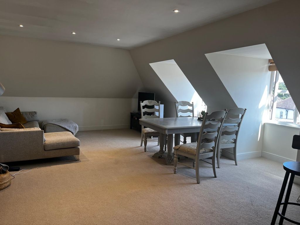 Property photo 1 of 23 Lounge