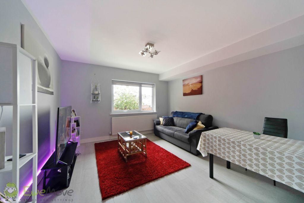 Property photo 3 of 7 Living