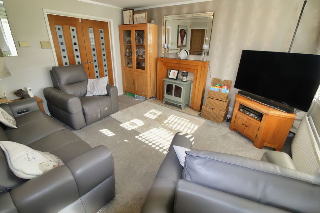 Property photo 2 of 21