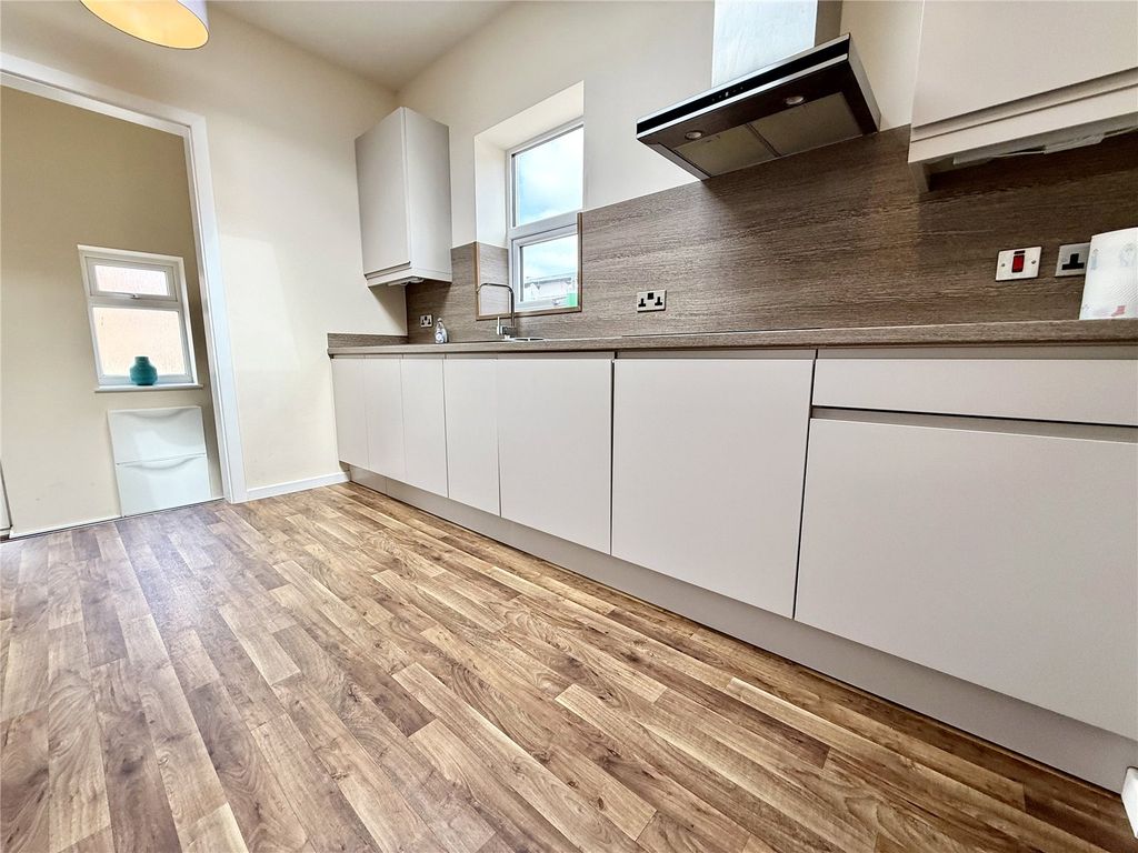 Property photo 3 of 17 Kitchen