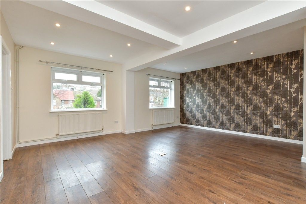 Property photo 3 of 17 Lounge/ Dining Area