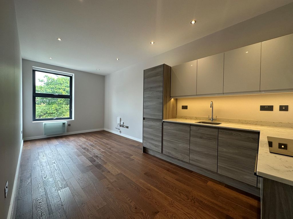 Property photo 3 of 6 1 Clifton Lounge