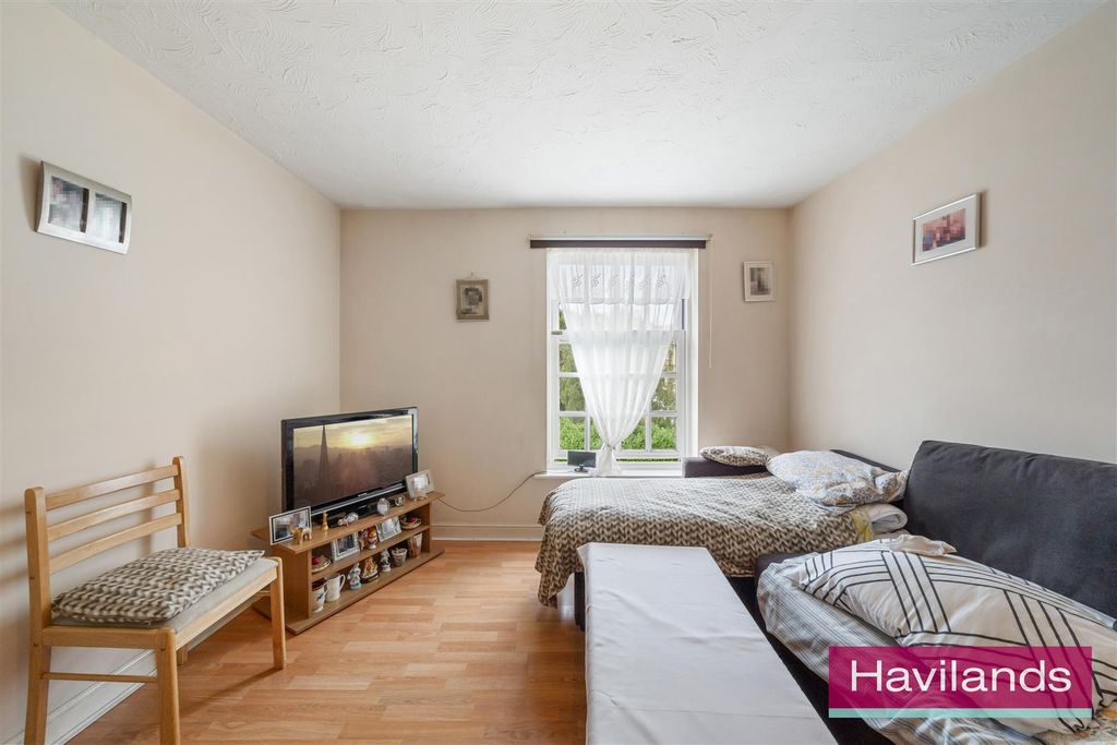 Property photo 2 of 12 Leigh Hunt Drive-6.Jpg