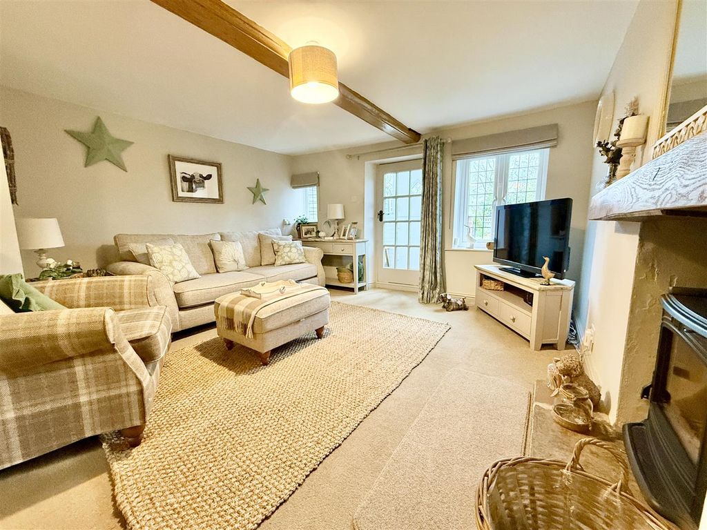 Property photo 2 of 18 Lounge