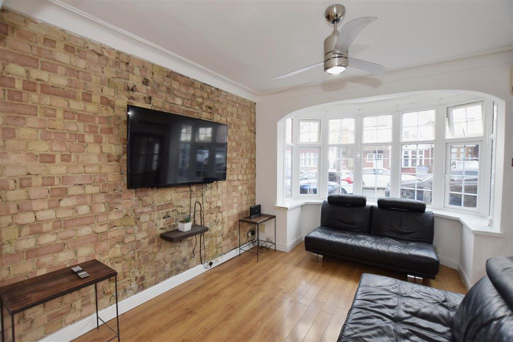 Property photo 3 of 14 Lounge.Jpg