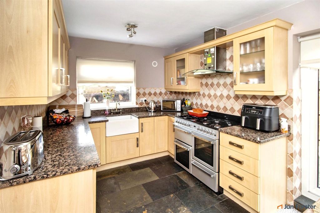 Property photo 3 of 13 Kitchen