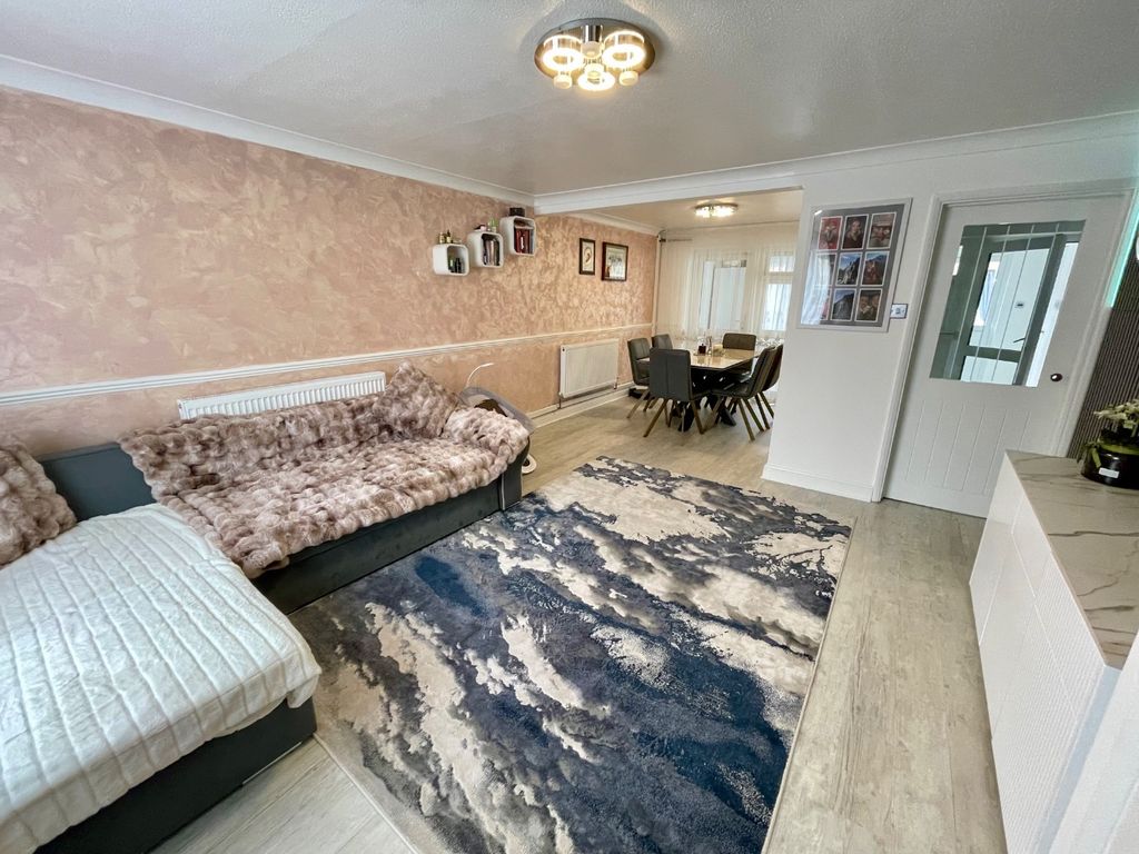 Property photo 2 of 13 4904521