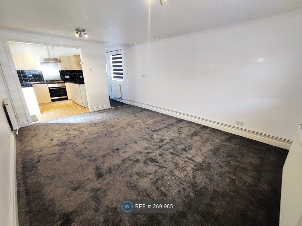 Property photo 1 of 8 Lounge / Kitchen