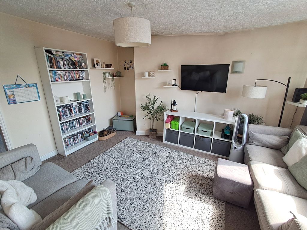 Property photo 2 of 17 Lounge