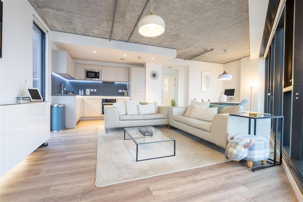 Property photo 2 of 8 Living Room / Diner