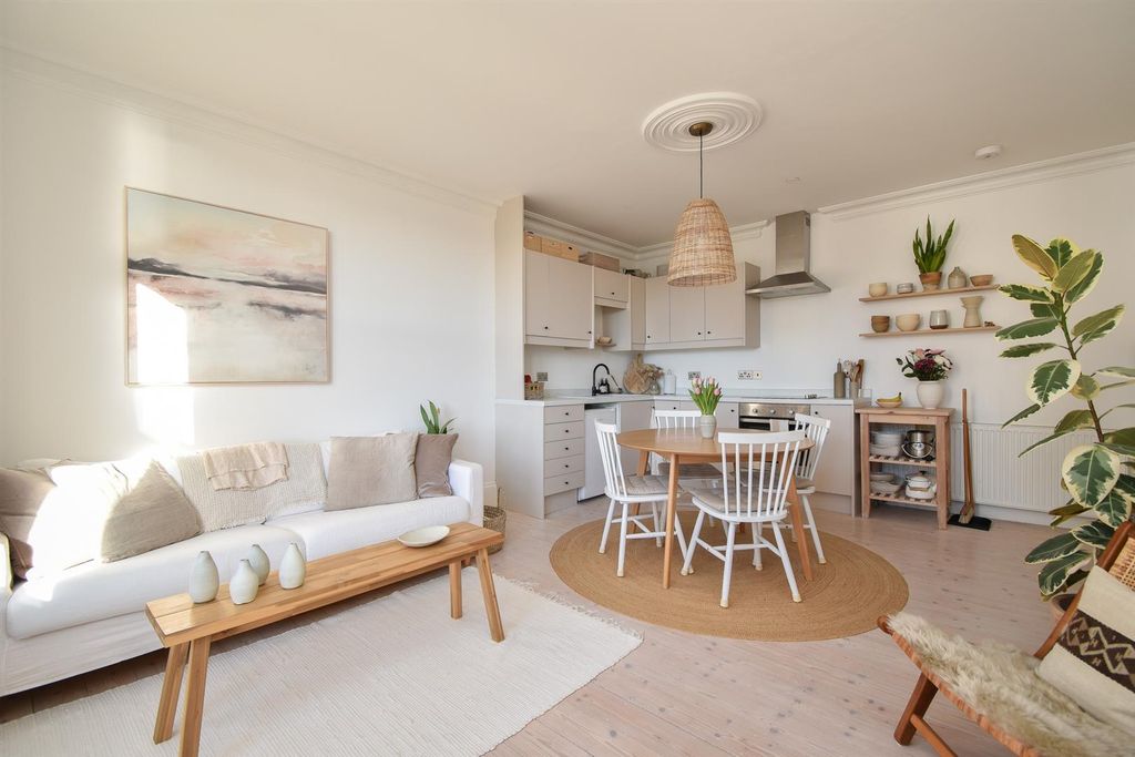 Property photo 3 of 14 Living Space