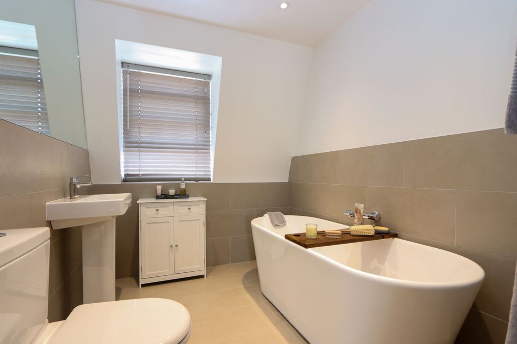 Additional image 8 of 2 bed flat for saleHemnall Street, Epping CM16