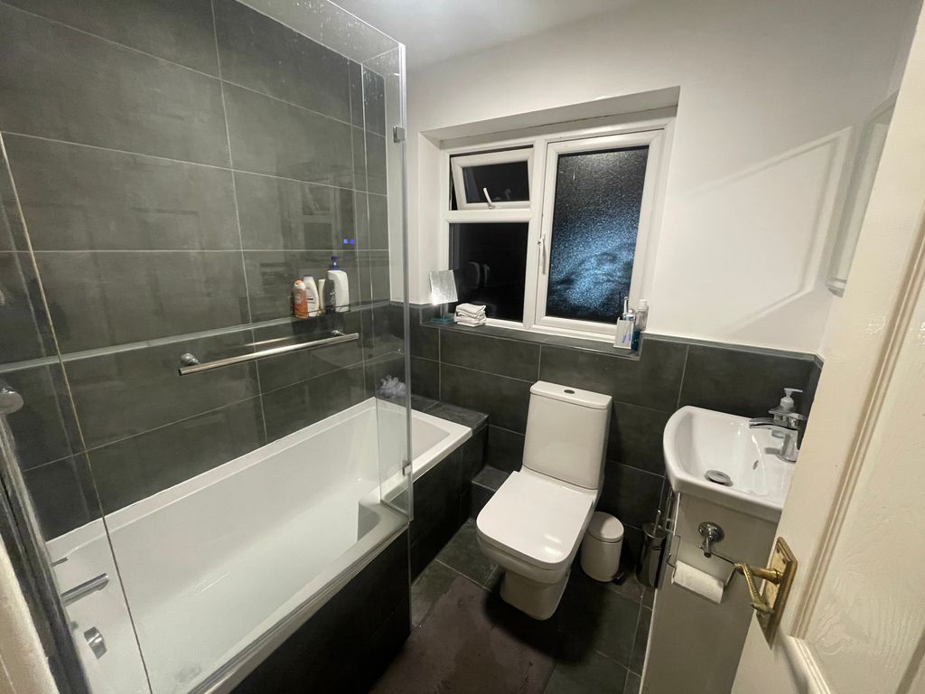 Property photo 3 of 19 Bathroom