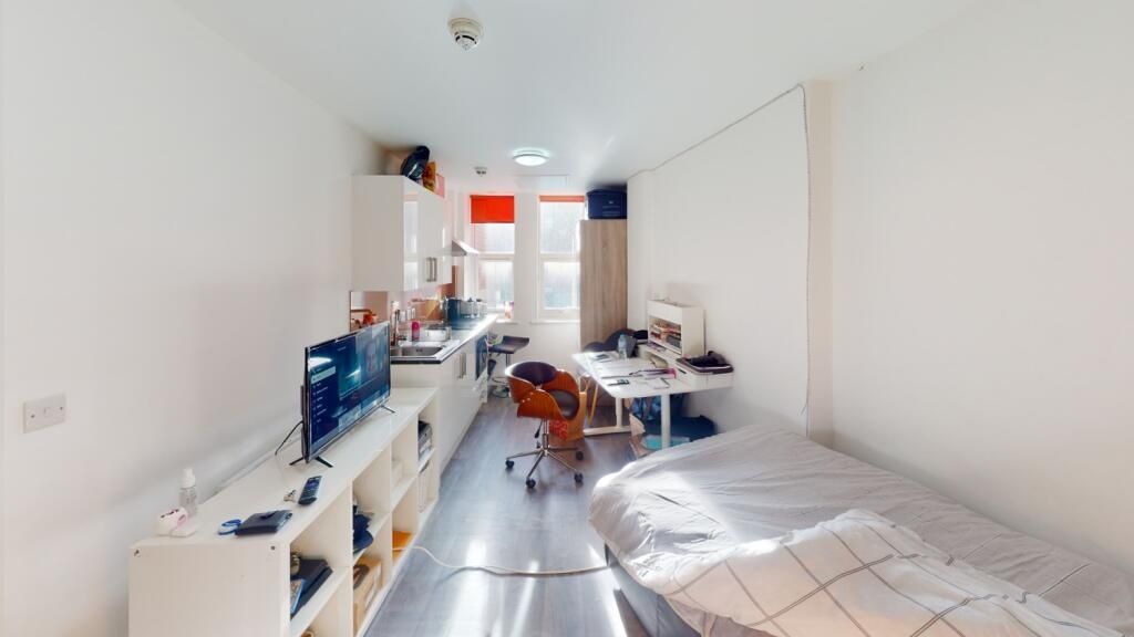 Property photo 1 of 4 This Inviting Double Bedroom Features A Cozy Ambia...