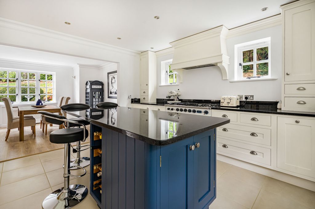 Property photo 2 of 31 Kitchen