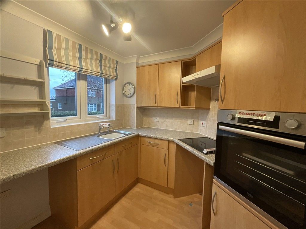 Property photo 3 of 7 Kitchen