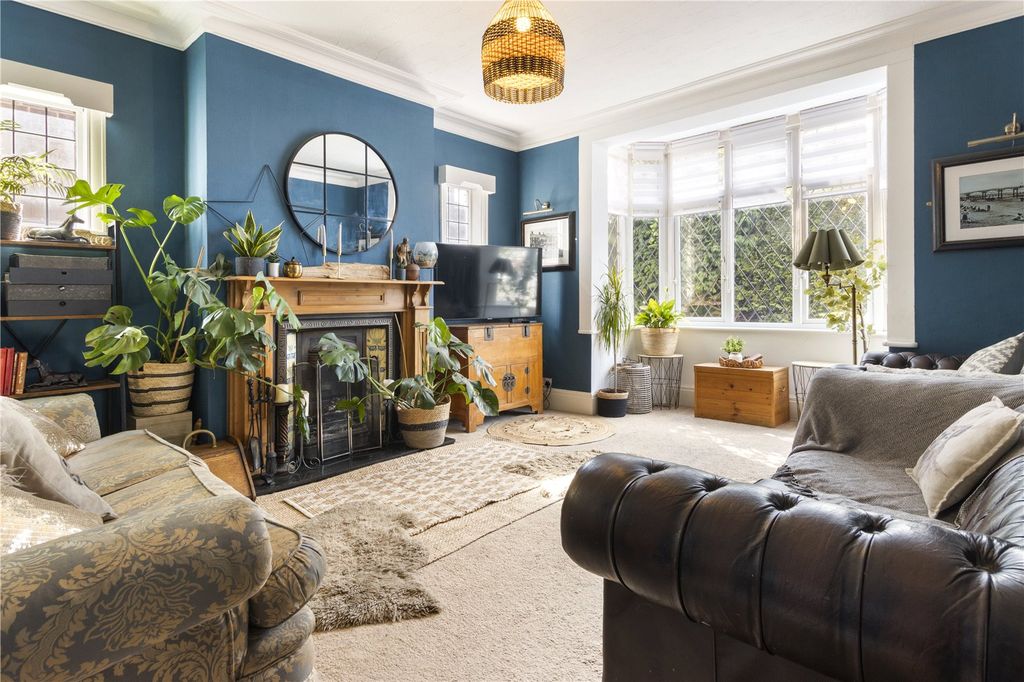 Property photo 3 of 27 Lounge