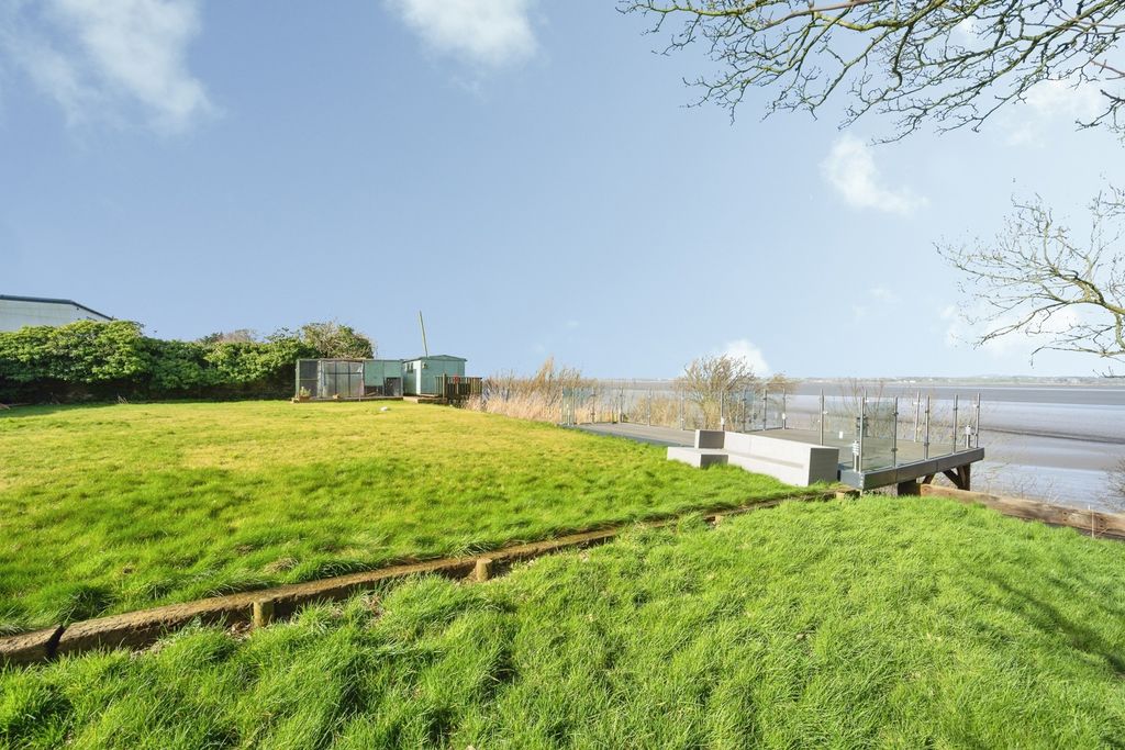 Property photo 3 of 25 Outside