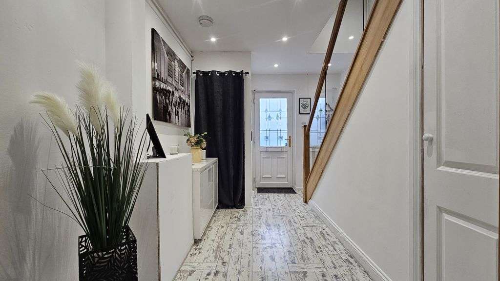 Property photo 3 of 21 Entrance Hall