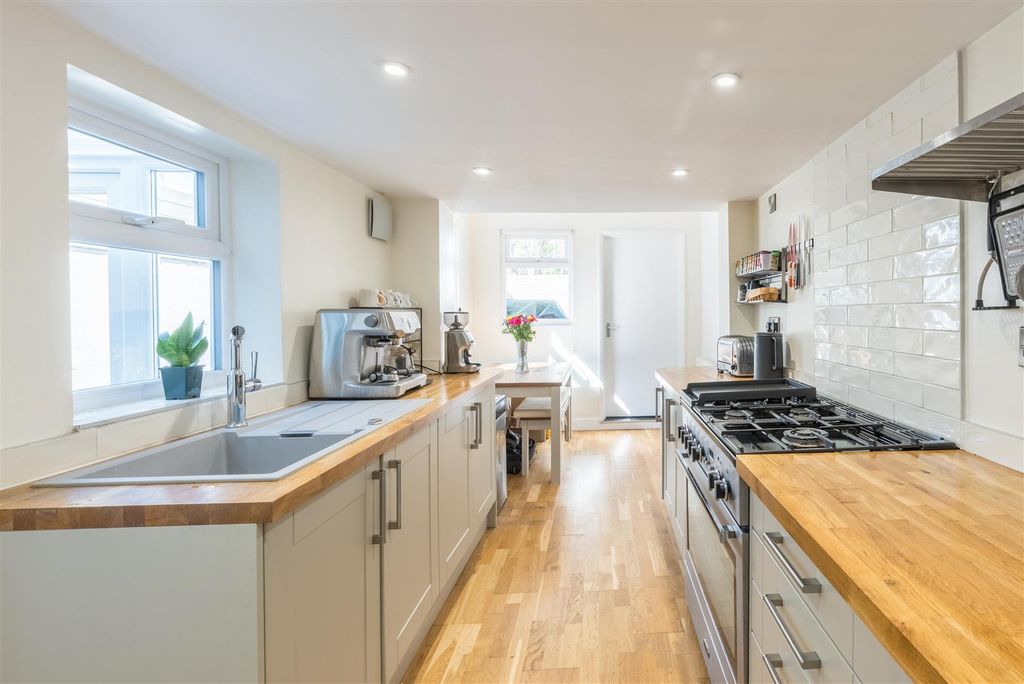 Property photo 2 of 15 83 Abinger Road-3.Jpg