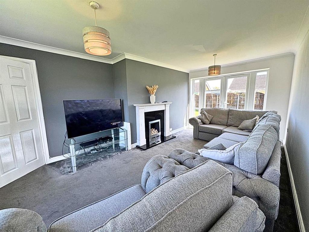 Property photo 2 of 13 Lounge