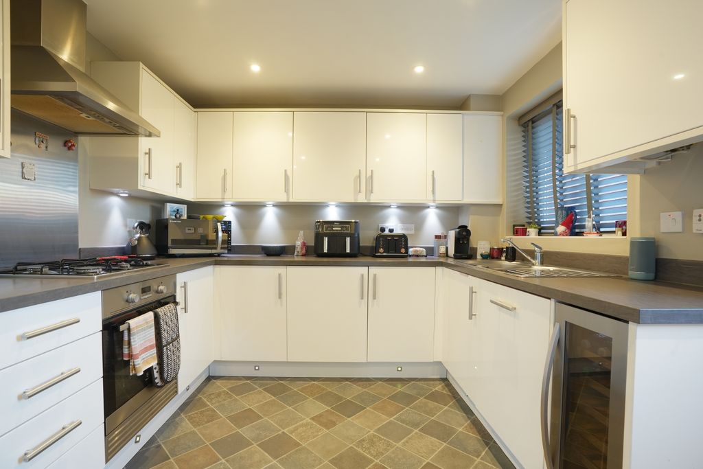 Property photo 3 of 12 Estate Agent Ewemove Scunthorpe Kitchen