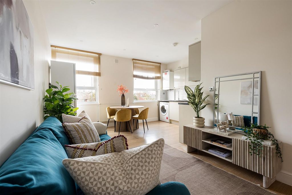 Property photo 1 of 25 Eastwood Close, E18
