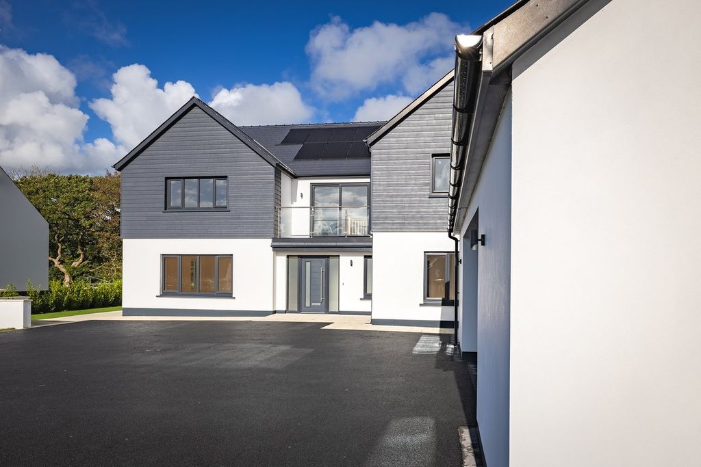 Property photo 2 of 27