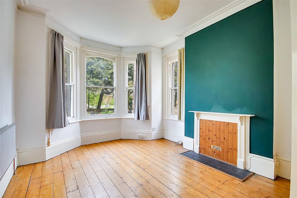 Property photo 2 of 9 Lounge